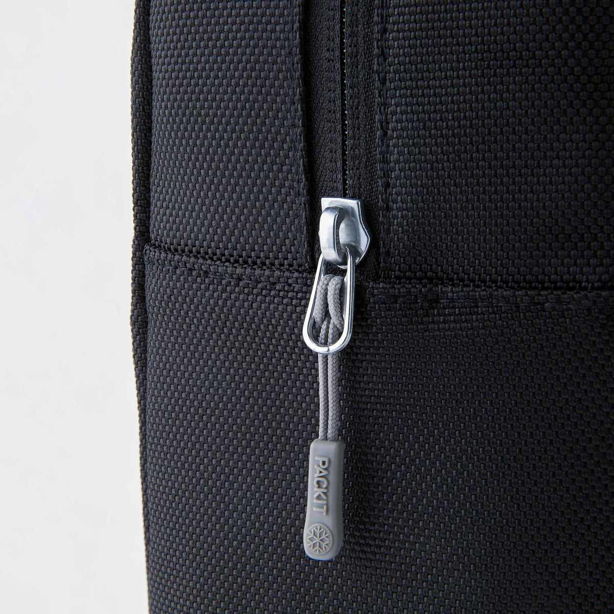 freezable-wine-carrier-i6 freezable-wine-carrier-black-ecofreeze-plus-zoom-zipper-pull.jpg